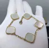 Fashion Gold Silver Classic Charm Designer Clover Armband Bangle Pulsera f￶r Lady Design Womens Party Wedding Lovers Gift Smycken med l￥da