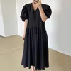 Frauen Schwarz Minimalismus Langes Plissee Kleid V-ausschnitt Kurze Puffärmel Lose Fit Mode Frühling Sommer 2F0442 210510