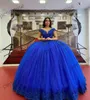 Oszałamiająca Błękitna Suknia Balowa Quinceanera Dresses 2022 Koronkowa aplikacja Frezowanie Prom Suknie Backless Off the Ramię Słodka sukienka 15 party