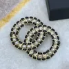 2021 Nowy styl puste czarne skórzane litery Brooch Rhinestone Pearl Brass Material Materiał elegancka biżuteria