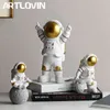 Modern heminredning astronaut figurer Födelsedaggåva till man pojkvän abstrakt staty mode spaceman skulpturer guld färg 211108