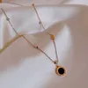 Collar de acero de titanio de oro rosa hembra lateral doble numeral romano en blanco y negro colgante de disco no se desvanecen corta corta estilo de clavícula de estilo