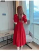 빨간색 프린지 ​​트림 스퀘어 넥 맥시 드 숙치 여름 퍼프 슬리브 높은 허리 Boho 겸손한 솔리드 드레스 X0621