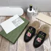 Mode designer kvinnor päls fluffiga tofflor broderar blomma loafers äkta läder mulor kvinna brun metall spänne kedja casual flat skor slipper 35-41 g888