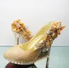 ゴールドダイヤモンドの花の結婚式の靴フラワーポンプハイヒールのブライダルシューズ8cm 10センチの11cmのプロムの靴