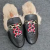 デザイナーの新しいファッションウサギのヘアフラットボトムハーフラグレディースシューズ秋と冬の太い毛皮のスリッパ暖かい刺繍靴