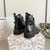 Designer Damen coole Schnallenstiefel 100% Cowide Classic Black Luxury Knöchel Metall Leder Dicke Ferse Mode Damens Martin Boot passen mit Box 35-40