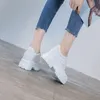 Женская обувь толстого сосланного губчатого торта с внутренней повышенной весной и осенью кожаные белые туфли круглые носки высокими каблуками