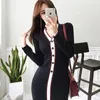 Designer de moda contraste cor de malha mulheres inverno manga longa v-pescoço botão pacote quadril bodycon camisola vestido 210416