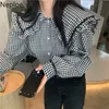 NEPLOE Women Tops Moda Plaid Słodkie Ruffles Bluzki Peter Pan Collar Puff Sleeve Blusas Mujer Koreańskich Koszulki Vintage 210422