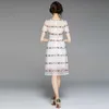 Летние взлетно-посадочные полосы роскошные мода женское кружевное платье см. Через цветочные цветочные вышивки лоскутная женщина Vestido 210529