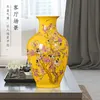 Vasen, Jingdezhen-Porzellan, antike chinesische Vase, gelb glasierte Elster auf dem Pflaumenbaummuster, groß