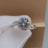 Popular Round Glänsande Rhinestone Zircon Silver Color Ring med Crystal Clear CZ Bröllop Engagement Bridal Snygga smycken G1125