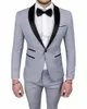 costume de bal gris clair