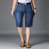 Jeans pour hommes été mince 2022 recadrée Denim bleu intelligent décontracté haute stretch taille moyenne lâche coréen shorts grande taille 40 42