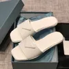 2021 Alta Qualidade Sandálias Femininas Designer Sapatos de Moda Pintura de Couro Real Triângulo Nobre Chinelos de Praia Feminino Verão Flops Flops