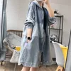 Koreańska średnia długość Denim Wiatrówka Kobiety Luźna Jesień Moda Z Kapturem Trench Coat 210615