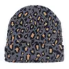 Cappelli a cuffia con design leopardato da donna alla moda Berretti invernali con stampa calda lavorata a maglia per berretti da esterno da donna di alta qualità