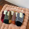 5 couleurs Marque Designer Lettres Imprimer Hirondelle Grille Décorations Unisexe Coton Chaussettes Hiver Mode Femmes Casual Sports Respirant Tricot Bas