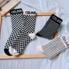 4Color Letters Brodery Print Checkerboard Stripe Decorations Unisex Cotton Socks Winter Designer Casual Sport Breatble Sticke Stocking