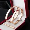 En İyi 316L Tititanium Classic Bangles Bilezikler Graved Logo Markası Lover Fashion Wristand Düğün Bileklik Gül Altın