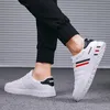 Klänning skor män avslappnad vit platt mode promenad 2021 bekväma andningsbara icke-slip sneakers tenis masculino zapatillas