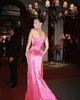 Heta rosa strapless prom formella klänningar 2021 bella hadid blygsamma ruffles kjol full längd röd matta kändis klänning kväll fest klänning slitage