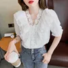 Koreański V-Neck Koronki Bluzka Lato Moda Krótkie Rękawy Wzburzyć Zszywanie Luźne Kobiety Topy Casual Sweet Crochet Koszula 14236 210527