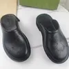 Designer sandaler perforerade tofflor plattform glida ihåliga mönster tofflor tjocka botten glider transparent material sandal gummi lägenheter tofflor