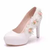 Zapatos de vestir Moda Crystal Thin Tacones altos Flores blancas Princesa Boda Bombas Plataforma Solo Tamaño grande para mujeres A0103