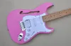 Matt rosa elektrisk gitarr med lönnhals, vit pickguard, kromhårdvara, tillhandahålla anpassade tjänster