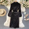 Vintage Runway Elegante Glitter Preto Veludo Vestido de Inverno Lanterna Manga Cintura Alta Slim Midi Retro Bainha Bodycon Party 210514