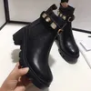 Kvinnor Bälte Buckle Metal Short Martin Boots Skor Ladies Classic Bee Designer Tjockklackar Diamant Leather Boot Sneakers 35-42