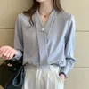 Kobiety Przyczynowe Z Długim Rękawem V-Neck Perły Satin Silk Bluzka Wiosna Lato Szary Solid Color Pullover Top Kobieta Ol Simple Blusas 210416