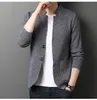 カーディガンメンズファッションマンダリンカラーセータージャケット男性ポケットはニットウェアボタンセーターを立てる