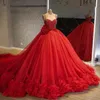 2022 Rotes glitzerndes Ballkleid Quinceanera-Kleider mit Perlen verziert, Rüschen, Blumen-Abschlussballkleid, süßes 15-Maskenkleid