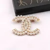 23ss 20estilo Marca de luxo Designer de letras duplas pinos broches feminino ouro prata pérola strass capa broche terno pino festa de casamento acessórios jóias