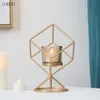 ノルディックスタイルの黄金の幾何学的な金属の創造的なロマンチックなキャンドルライトディナーテーブルの装飾キャンドルホルダーの装飾品210414