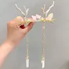 Hårtillbehör 2st Kvinnor Flickor Jul Hanfu Kinesisk blomma Headband Retro Tree Branch Deer Ears Antler Clips Festival Party Props 2021