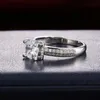 결혼 반지 럭셔리 최고 품질의 실버 컬러 도금 라운드 지르콘 신부 현대 디자인 여성용 우아한 약혼 반지