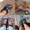 Breloques en PVC avec lettres de couleur, accessoires adaptés aux Bracelets s, bandes Cro c JIBZ, boucles de chaussures, ornements comme cadeaux pour enfants, 26 pièces