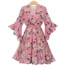 Cópia branca rosa flor floral v pescoço 3/4 flare manga chiffon cordão mini vestido curto verão praia plissado D1113 210514