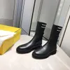 mit Box Die neuesten Herbst-/Winterstiefel, elektronische Schuhe, Stickerei, passende Farbbuchstaben, runder Kopf, mittlerer Stiefel für Damen, Martin Designer-Plateau-Luxus