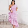 Robes roses irrégulières, plus la taille des femmes sexy une épaule taille haute volants longueur midi été événement club robe goutte XXL 210527