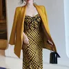 vestito di cappotto giallo