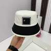 Luxurys Designers Bucket Hat Hommes Femmes Summer Sun Chapeaux Visière Noir et Blanc Épissage Casual Mode Casquette de pêcheur Bonne