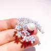 Pins, broscher Vacker snöflinga pärla för kvinnor Vinter Bröllop Bouquet Brosch Pin Smycken Crystal Snow Flake Broach Julklappar