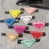 Multicolor Women Girl Triangle Letter Hair Clip Barrettes Fashion Hair Tillbehör för presentfest hög kvalitet