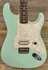 Anpassad butik Tom Delonge Signature Strat Surf Green Electric Guitar Big Headstock White Pearl PickGuard Graved Neck Plate Vint6256239