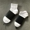 Meias de tornozelo masculinas meias curtas de algodão de alta qualidade com padrão de pé esportes de tags preto branco